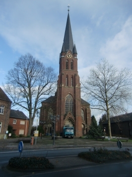 Schaephuysen : Hauptstraße, die im neugotischen Stil erbaute kath. Pfarrkirche St. Hubertus